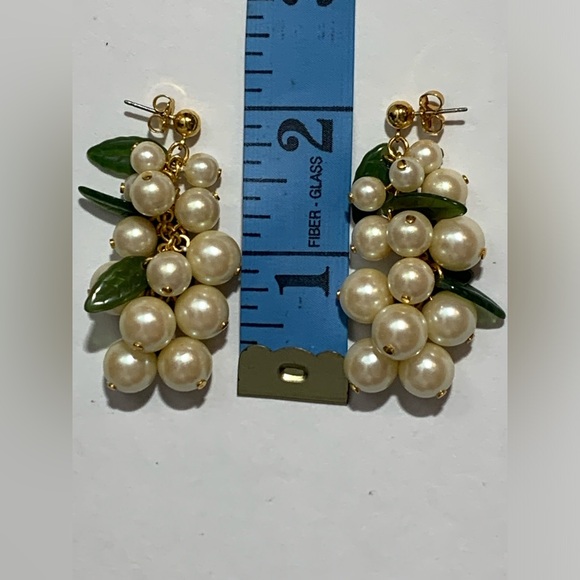 Vintage ‘80’s faux pearl “fruit bunch” earrings - Picture 4 of 4